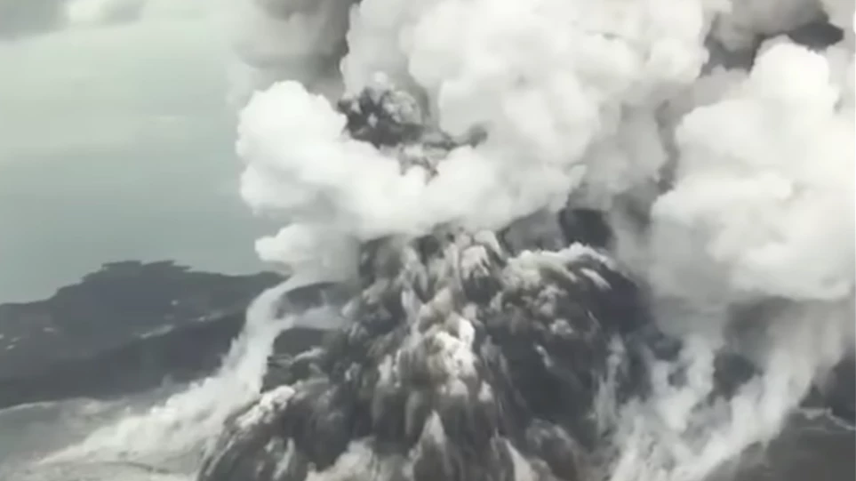 Ο ήχος και τα πλάνα προκαλούν ανατριχίλα: Η ώρα της έκρηξης του ηφαιστείου που προκάλεσε το φονικό τσουνάμι
